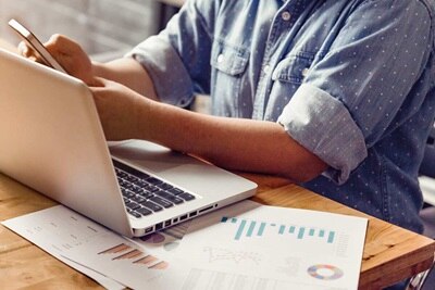 man laptop rapporten 