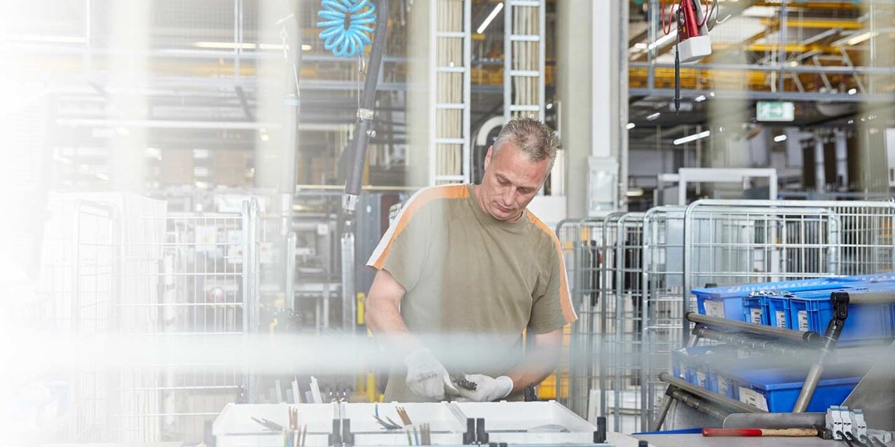 mężczyzna pracujący na produkcji