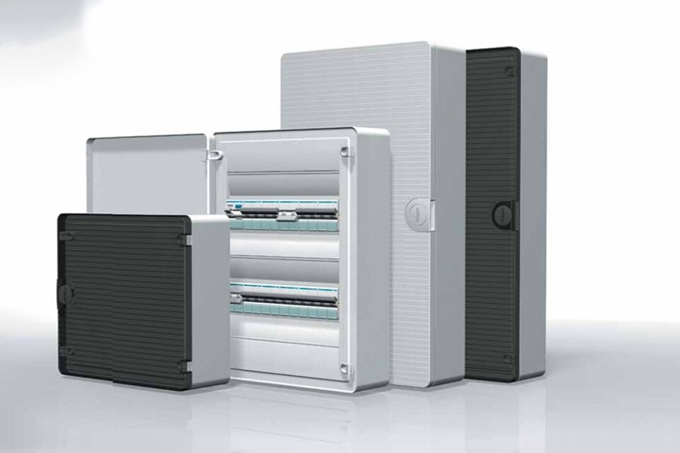 Różne rozmiary obudów elektrycznych do ochrony systemów elektrycznych na białym tle