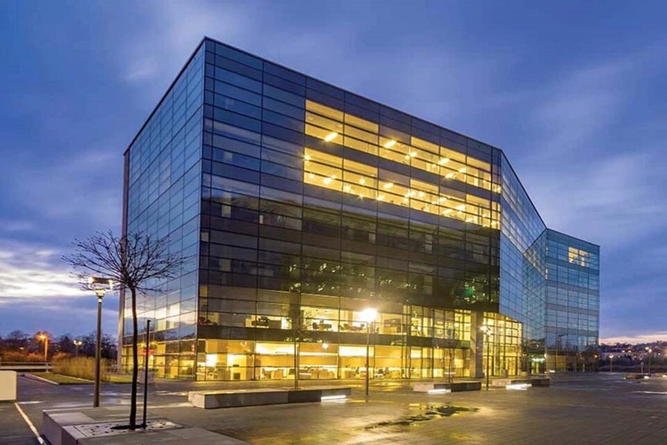 Oświetlony nowoczesny budynek biurowy o zmierzchu