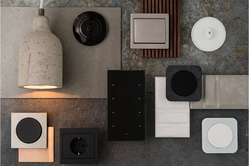 Kolekcja designerskich włączników i gniazd elektrycznych na teksturowanym tle