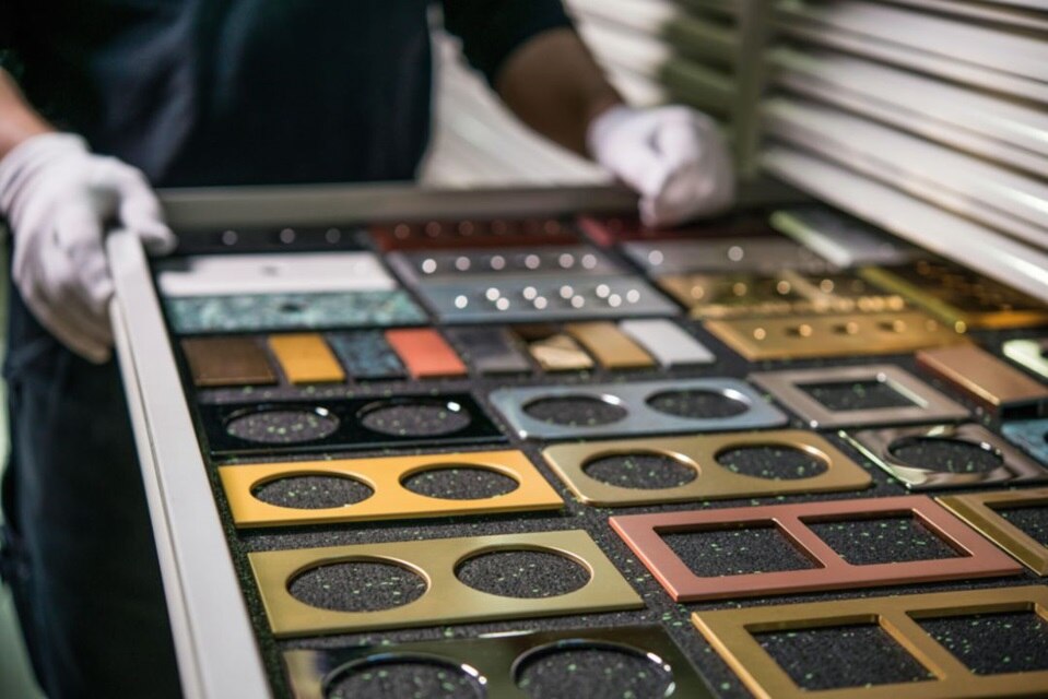 Wystawa różnych kolorów i materiałów osłon przełączników i gniazdek elektrycznych