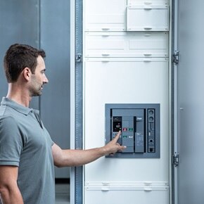 Przykład instalacji Hager HW1 - wyłącznik różnicowoprądowy do 1600 A, obsługiwany przez mężczyznę