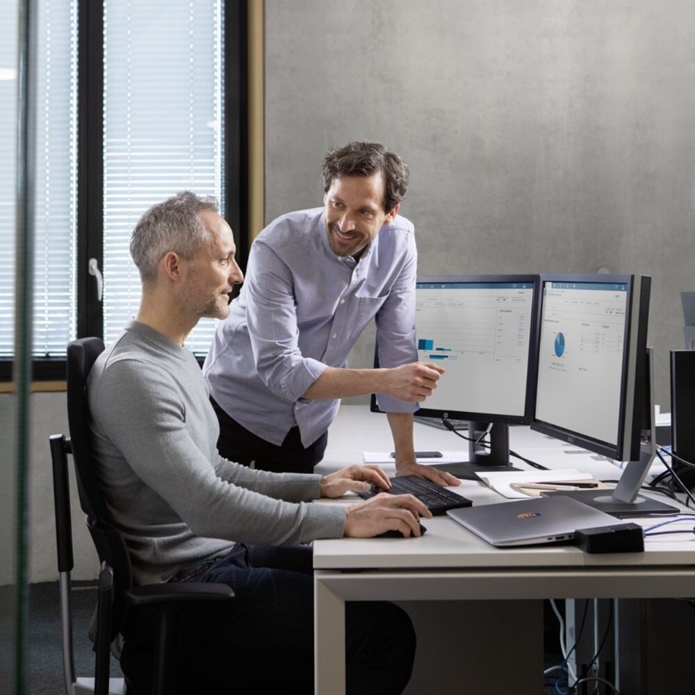 Dwoje mezczyzn analizujacych dane w agardiomanager