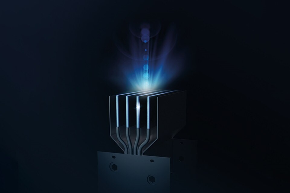 Artystyczna reprezentacja łuku elektrycznego między stykami wyłącznika obwodu na ciemnym tle