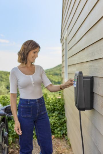 Uśmiechnięta kobieta korzystająca ze stacji ładowania witty one