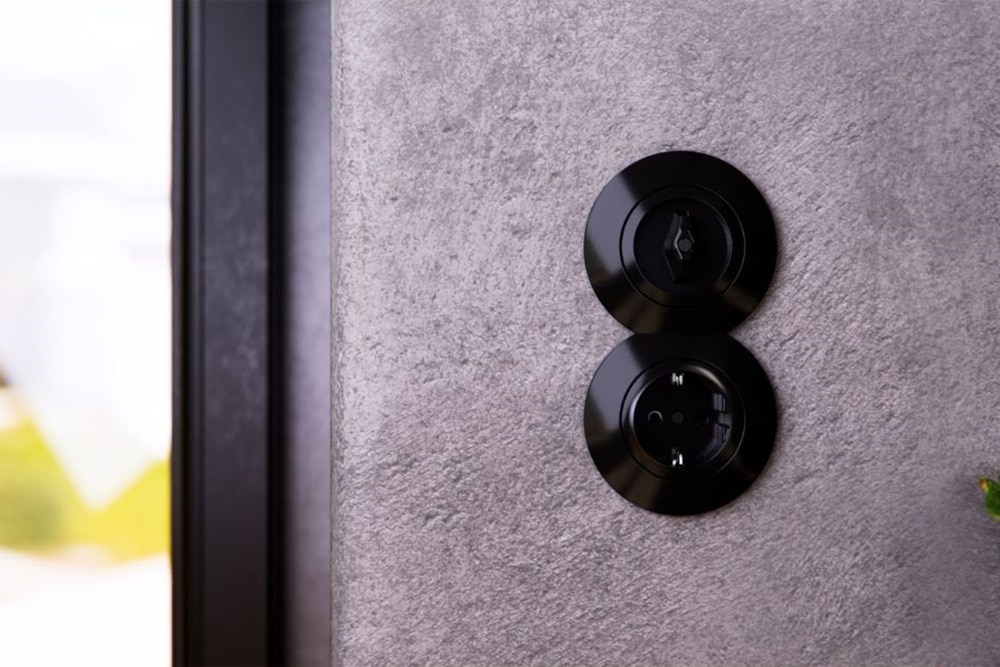 Osprzet berker 1930 zainstalowany na scianie