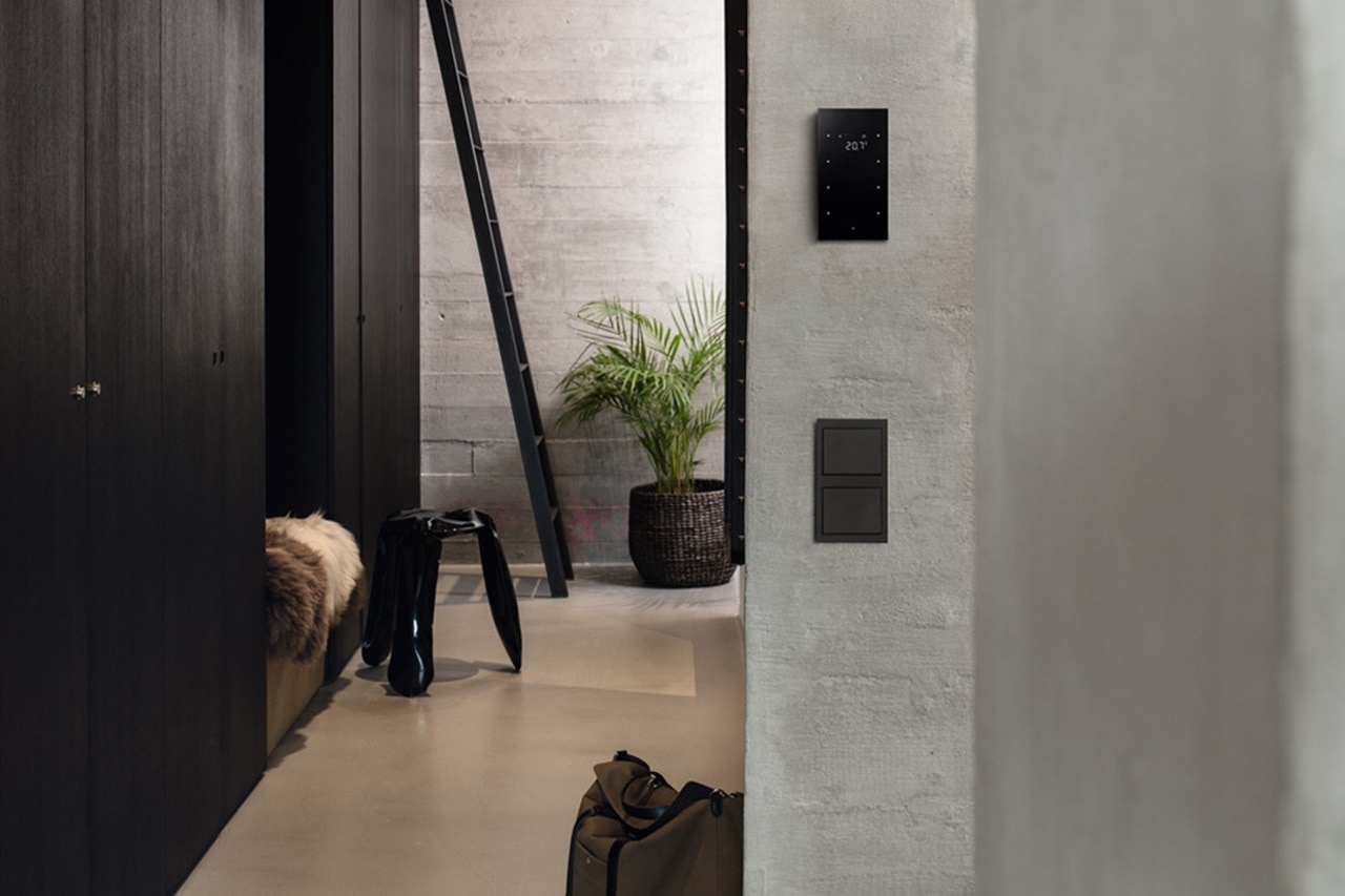 Osprzęt Berker K.1 antracyt mat w mieszkaniu w stylu loft