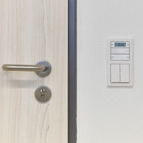 osprzęt elektroinstalacyjny berker Q.3 w jasnym pomieszczeniu