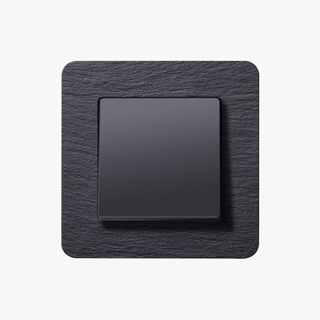 Czarny włącznik światła na ścianie z teksturą