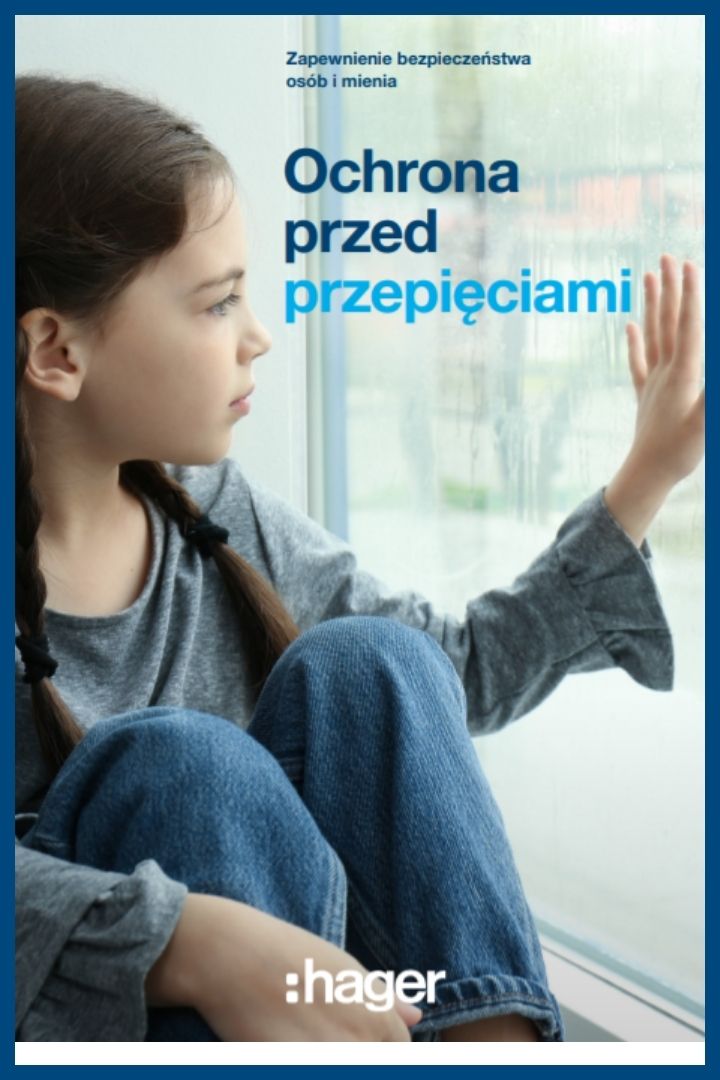 Młoda osoba patrząca przez okno z tekstem o ochronie przed przepięciami marki Hager