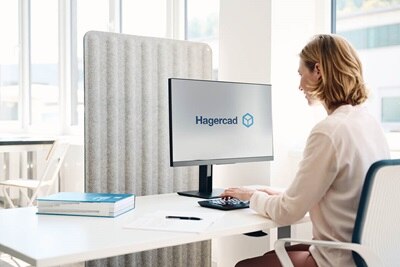 Pracownik korzystający z oprogramowania Hagercad na komputerze w jasnym biurze