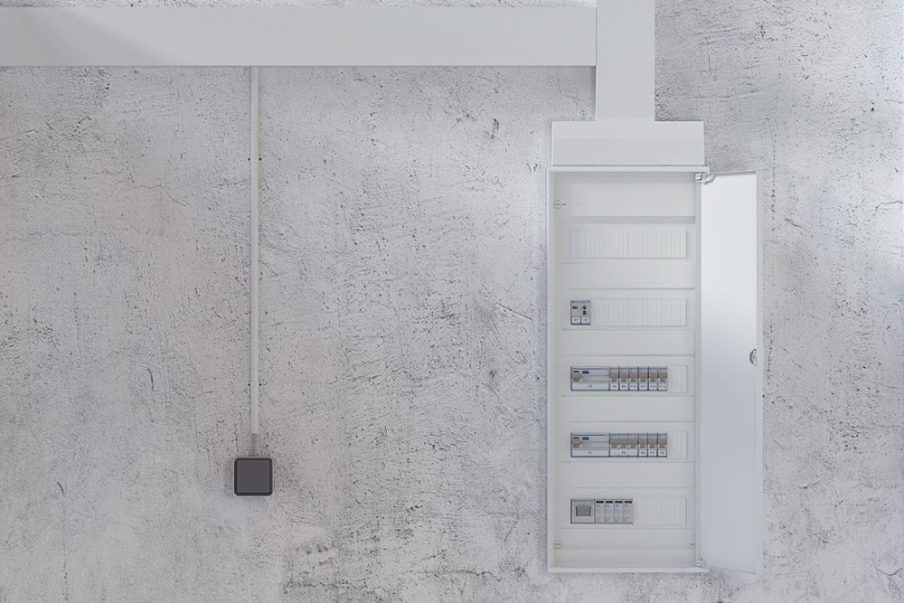 System kanałów elektroinstalacyjnych z rodziny LF zamontowany natynkowo przy rozdzielnicy