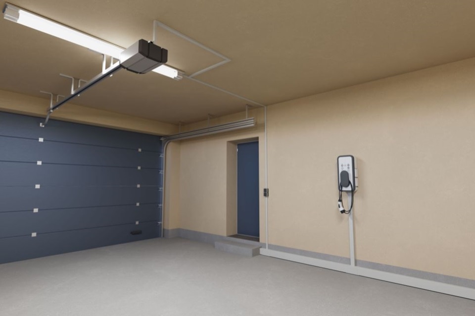 System kanałów elektroinstalacynych z rodziny LF firmy Hager zamontowany natynowo w garażu