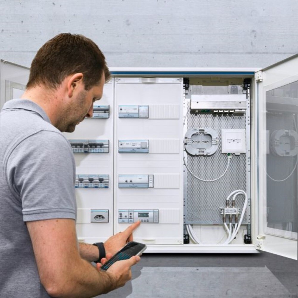 Mężczyzna testujący rozdzielnicę mieszkaniową firmy Hager