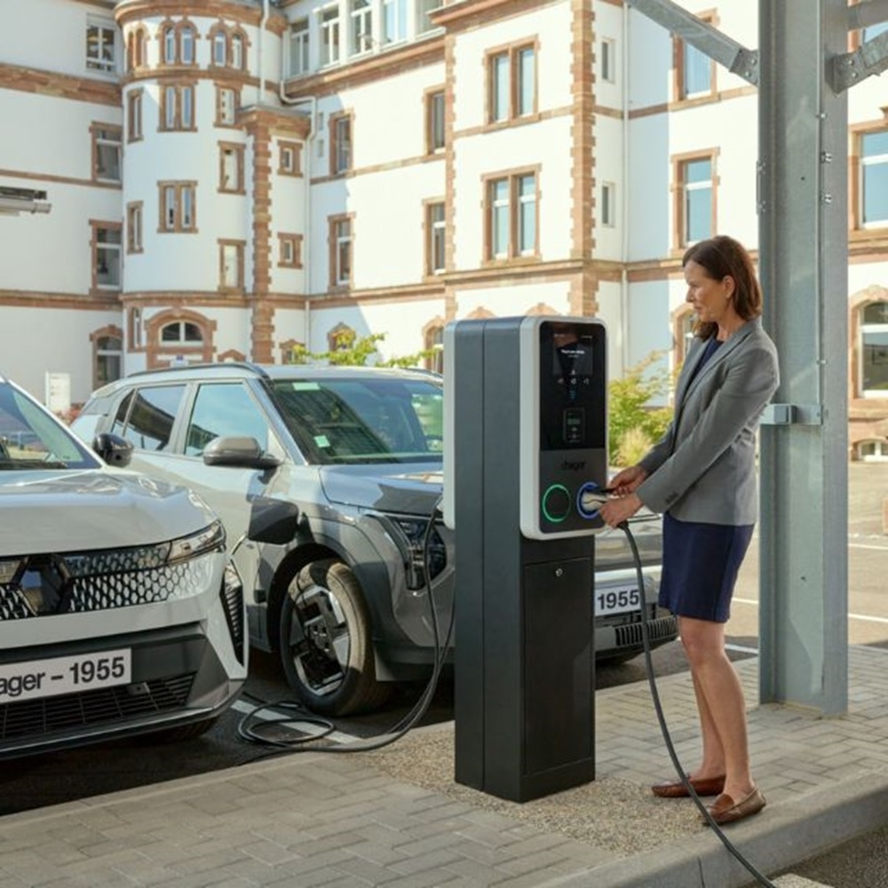 kobieta ładująca samochód elektryczny za pomocą stacji ładowania witty park 2 na publiczny parkingu