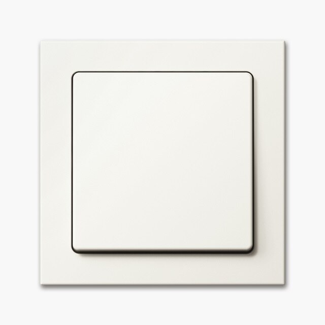 Biały kwadratowy włącznik światła na białym tle do instalacji elektrycznych