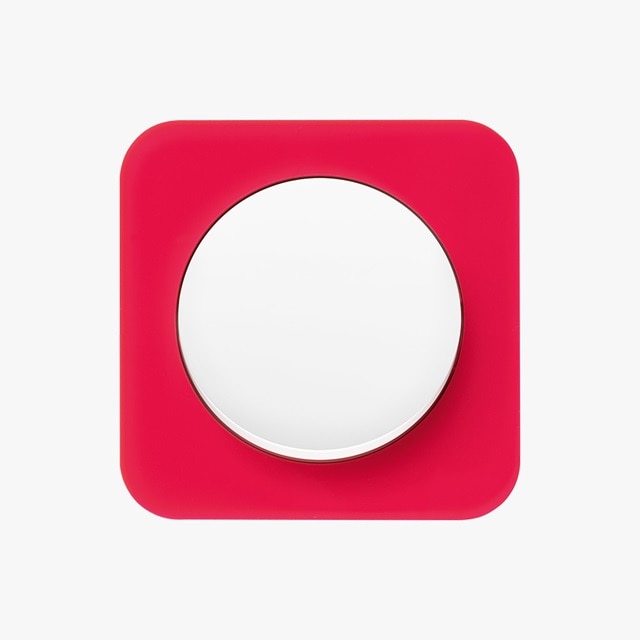 Czerwony kwadratowy przycisk włącznika izolowany na białym tle