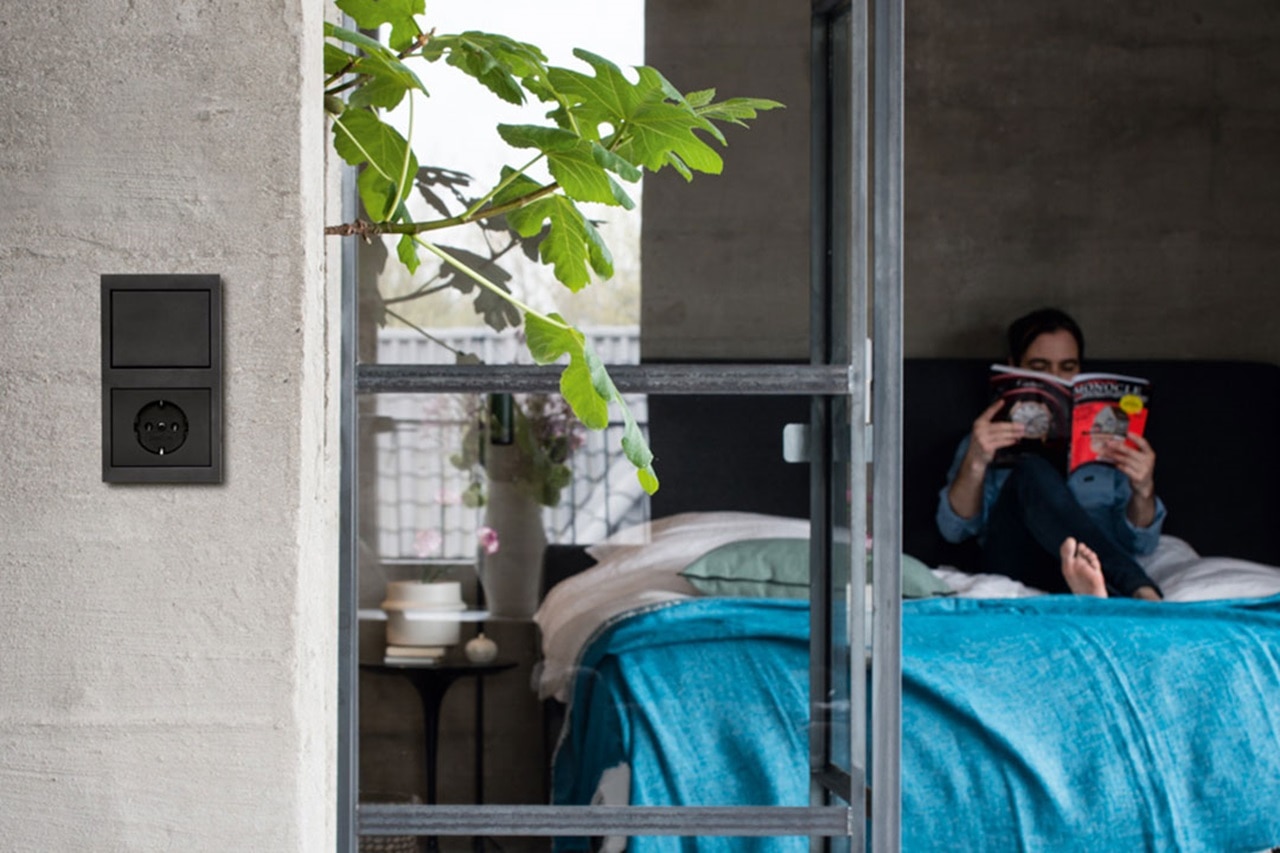 Osprzęt Berker K.1 antracyt mat w sypialni