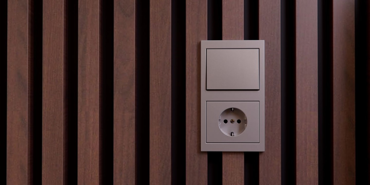 Osprzęt berker K.5 na ryflowanej ścianie