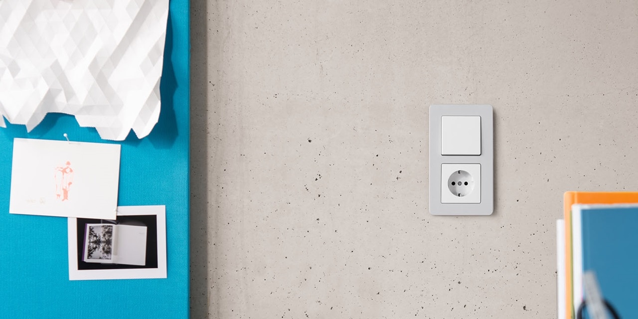 osprzęt elektroinstalacyjny Berker na betonowej ścianie