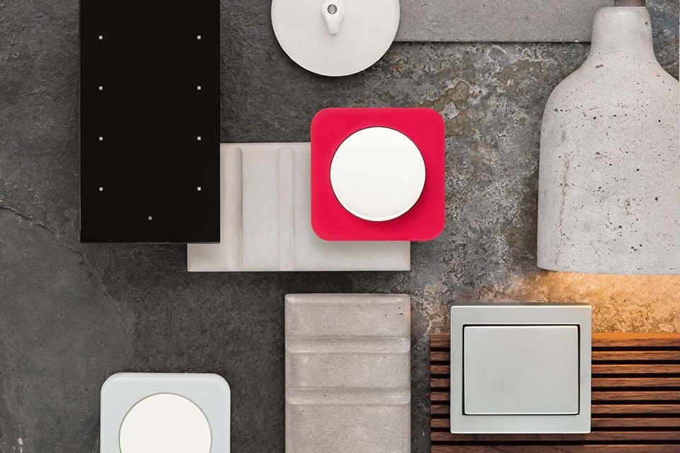 Variedade de interruptores elétricos e tampas de parede sobre um fundo texturizado ilustrando diversos designs e cores