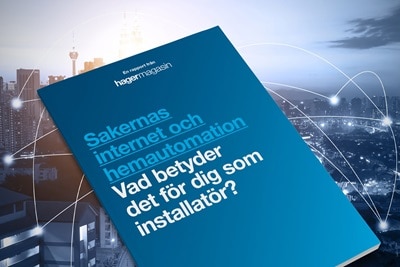 Omslag för Hager-rapport med titel om sakernas internet och hemautomationens betydelse för installatörer mot bakgrund av stadslandskap