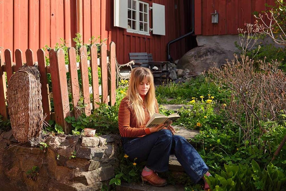 SE-Lifestyle-1930-1700-talsstuga-tjej-laser-bok_lcp