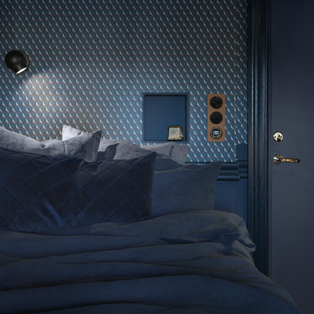 strömbrytare i Guld från Berker. Interiörbild hotellrum Åhus Gästgivaregård