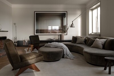 Elegant vardagsrumsinteriör med moderna möbler och golvbelysning