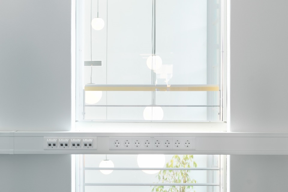 Fönsterbänkskanal från Hager i Kontorshus med data- och vägguttag 