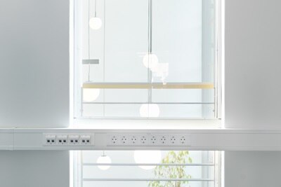 Fönsterbänkskanal från Hager i Kontorshus med data- och vägguttag 