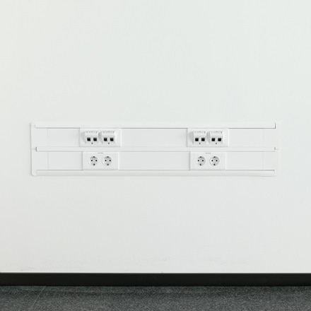 Väggkanal med data- och väggkanal från Hager i kontorshus Aptiv i Göteborg