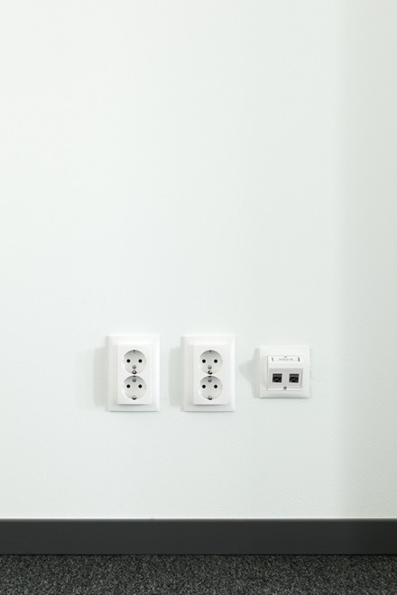 Vägguttag och datauttag Berker S.1 från Hager i kontorshus Aptiv i Göteborg