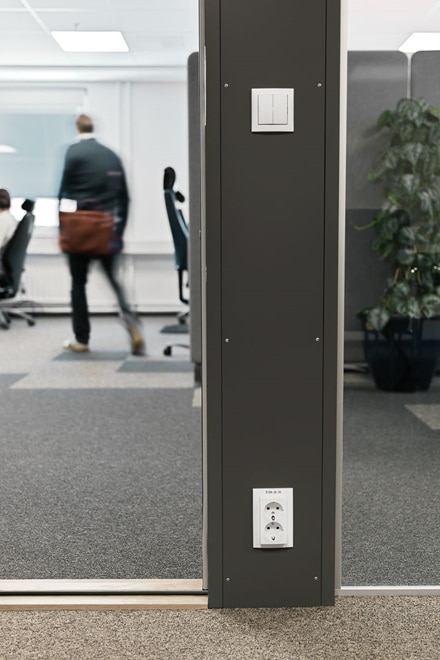 Vägguttag och strömbrytare Berker S.1 från Hager i kontorshus Aptiv i Göteborg