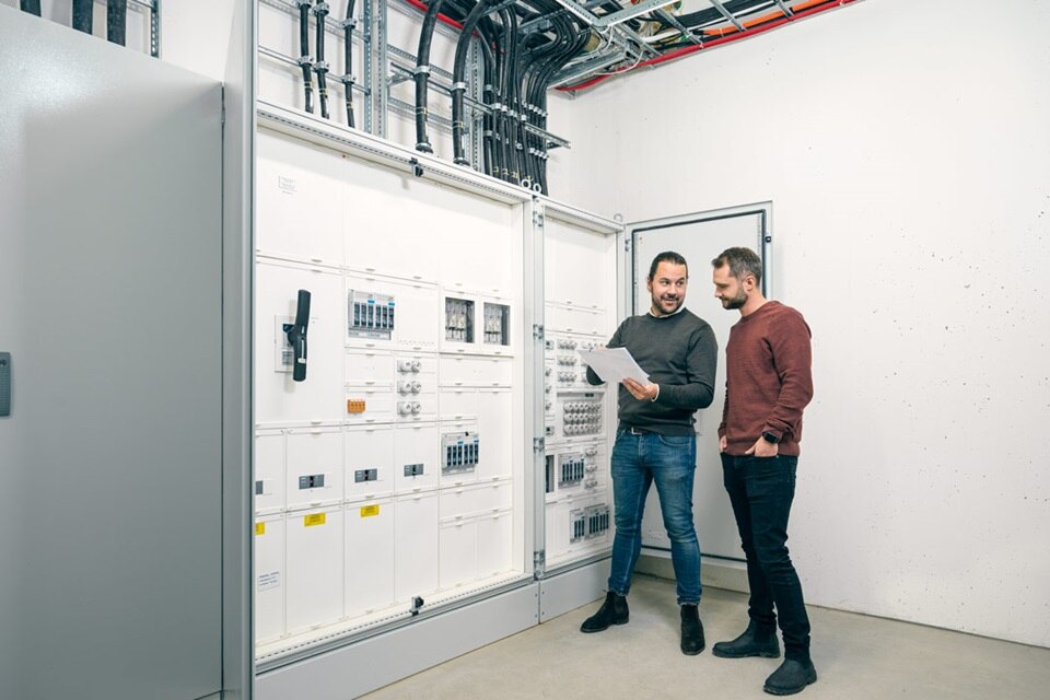 Hager forum i Obernai i skymningsljus