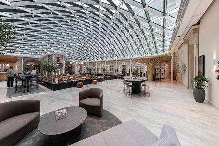 Glasbelagda takkonstruktionen över receptionen och barområdet i Villa Copenhagen