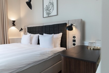 strömbrytare och vägguttag Berker 1930 på hotellrum i Villa Copenhagen