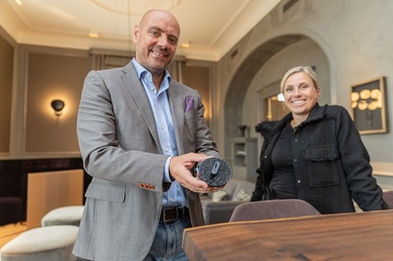 Peter Høgh Pedersen och Nini Andersen får en berker R1 strömbrytare pläterad i Swarovski-kristaller. Den sitter nu i Hotel Villa Copenhagen's Jewel-Mastersuite.