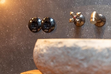 Vägguttag Berker 1930 i svart duroplast i badrum i villa Copenhagen