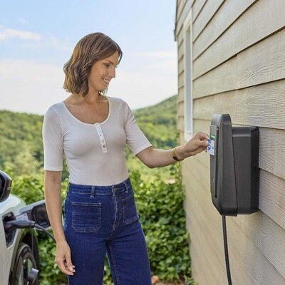 hager-lifestyle-pic-witty-one-047a-lan-cable-version-black-DMCX-en-07-2024-squ