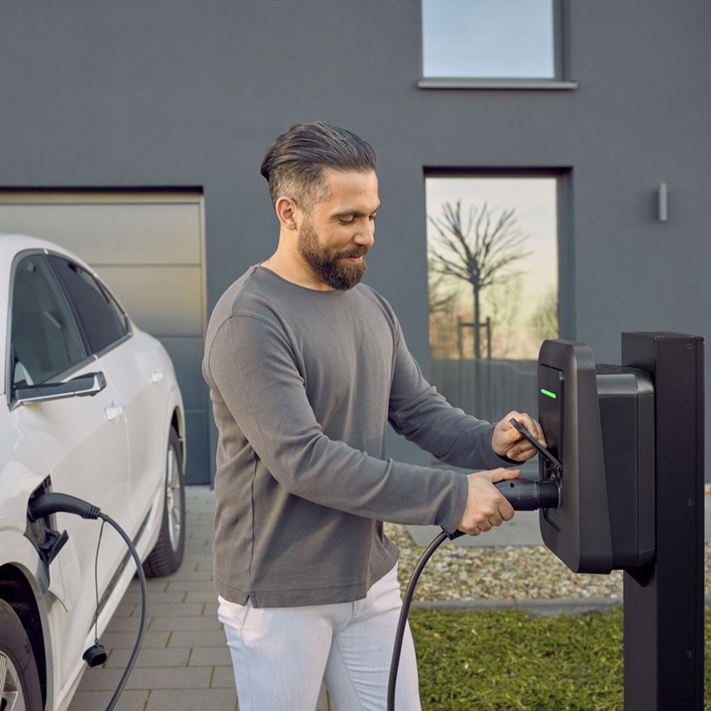 hager-lifestyle-pic-witty-plus-socket-version-black-019-squ