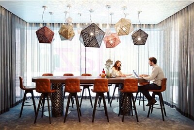 Kontorsmiljö visualisering av ljus på kvällen. Varmvitt, direkt ljus (2 700–3 000 K)