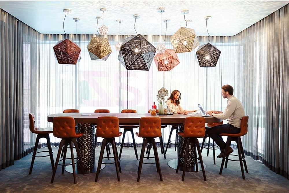 Kontorsmiljö visualisering av ljus på kvällen. Varmvitt, direkt ljus (2 700–3 000 K)