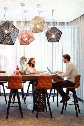 Kontorsmiljö visualisering av ljus på kvällen. Varmvitt, direkt ljus (2 700–3 000 K)