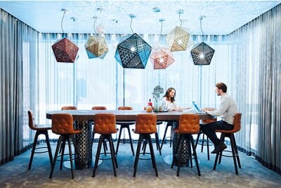 Kontorsmiljö visualisering av ljus mitt på dagen. Kallt, indirekt ljus med hög andel blåtoner, (ca. 6 500 K)