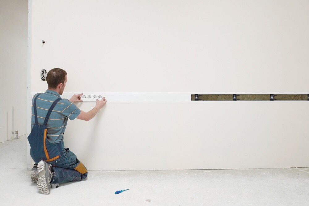 BKIS infälld föns­ter­bänkskanal från Hager