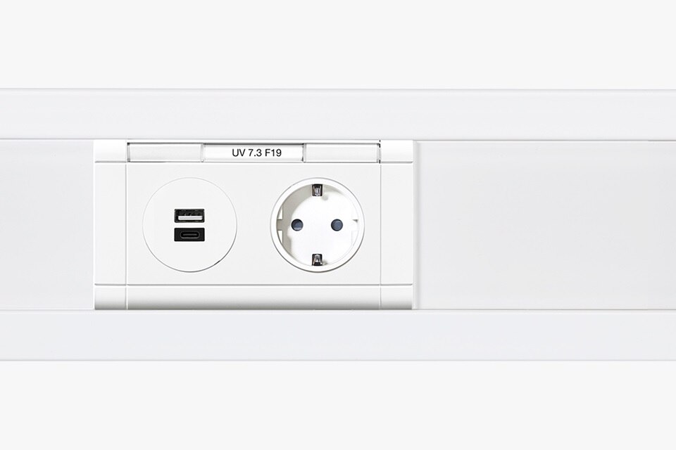 Fönsterbänkskanal med Vit modulär kombinationsuttag med inbyggd USB-port och Schuko-strömuttag