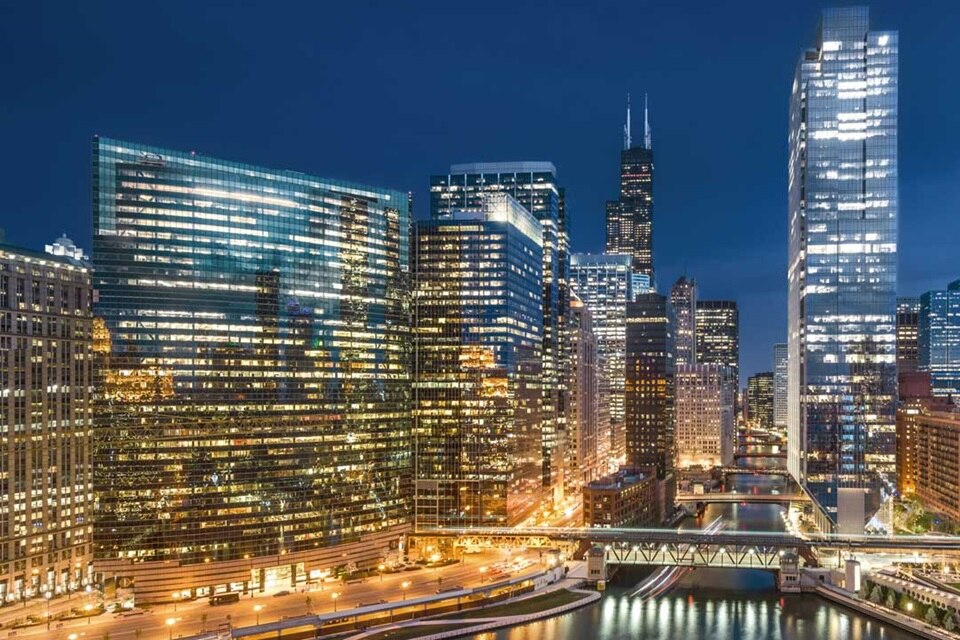 Man leder cykel på gångbro