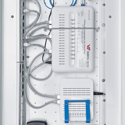 Stor hålad monta­geplåt för mediaenheter i FFW kapsling från Hager